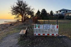 Die Barke steht seit etwas mehr als zwei Jahren am Anfang der Steilküste zwischen Pelzerhaken und Neustadt und verweist auf die Sperrung des Uferwanderwegs.