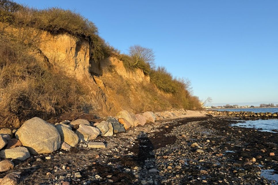 Die Steilküste hat unter der Sturmflut 2023/2024 gelitten und es kommt immer wieder zu Abbrüchen. Auch das Tauwetter könnte erhöhte Abbruchgefahr mit sich bringen.