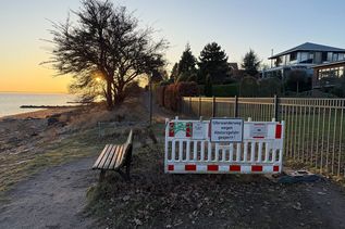 Die Barke steht seit etwas mehr als zwei Jahren am Anfang der Steilküste zwischen Pelzerhaken und Neustadt und verweist auf die Sperrung des Uferwanderwegs.