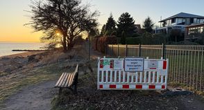 Die Barke steht seit etwas mehr als zwei Jahren am Anfang der Steilküste zwischen Pelzerhaken und Neustadt und verweist auf die Sperrung des Uferwanderwegs.