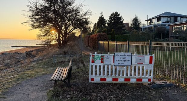 Die Barke steht seit etwas mehr als zwei Jahren am Anfang der Steilküste zwischen Pelzerhaken und Neustadt und verweist auf die Sperrung des Uferwanderwegs.