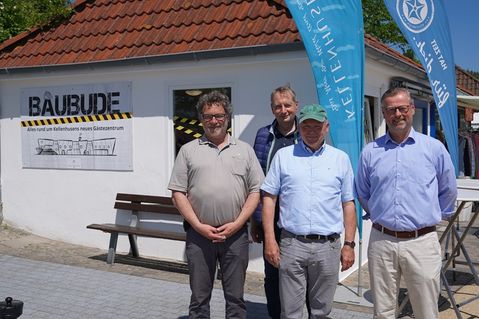 Freuten sich über die Eröffnung der Baubude: Tourismusleiter Raymond Kiesbye (v. lks.) Projektsteuerer Ludger Hüttenmüller, Dr. Rolf Böker vom Architekturbüro Geising & Böker und Bürgermeister Stefan Schwardt.