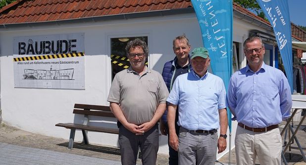 Freuten sich über die Eröffnung der Baubude: Tourismusleiter Raymond Kiesbye (v. lks.) Projektsteuerer Ludger Hüttenmüller, Dr. Rolf Böker vom Architekturbüro Geising & Böker und Bürgermeister Stefan Schwardt.