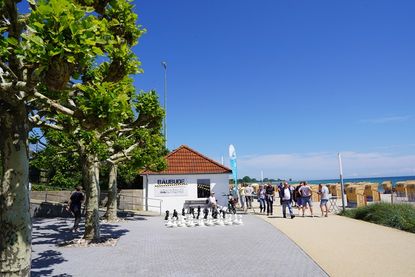 Die Baubude befindet sich direkt vor der alten Kurverwaltung.
