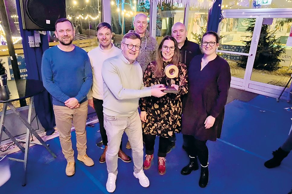 Das Siegerteam aus Timmendorfer Strand: Göktug Keskin (hinten von links), Dennis Sontopski, Swen Westphal und Tino Jakubzik sowie Sven Partheil-Böhnke (vorne) mit Jennifer Rohlfing und Alisa Derlatka.