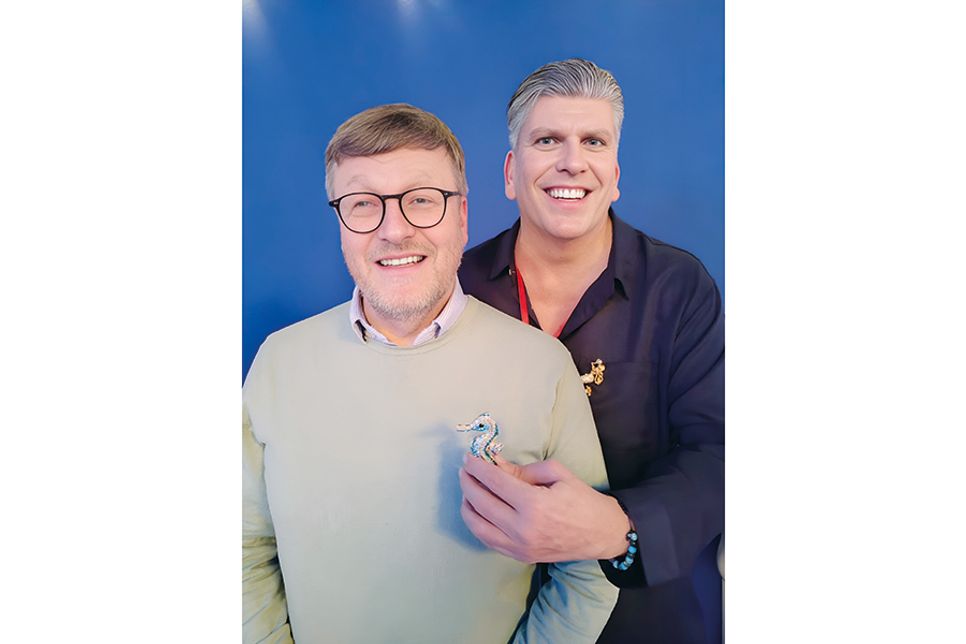 Das neue Ehrenmitglied des Vereins „Küstenladies e.V.“, Sven Partheil-Böhnke, mit Vorstand Franck Winnig (rechts).