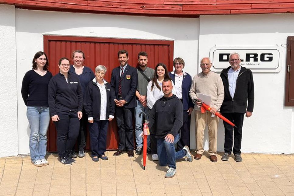 Elsa Baumgarten, Frederike und Franziska Block, Kirsten Friedrich, DLRG-Kreisbeauftragter Sven Schönke, Kevin Skyschus, Lena Pingel, Axel Hahlweg, Vorsitzende Regina Block, Gerhard Schulz und der stellvertretende Bürgervorsteher Otto Stoehr (v. lks.) bei der Ehrungsfeier der DLRG Neustadt.