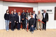 Elsa Baumgarten, Frederike und Franziska Block, Kirsten Friedrich, DLRG-Kreisbeauftragter Sven Schönke, Kevin Skyschus, Lena Pingel, Axel Hahlweg, Vorsitzende Regina Block, Gerhard Schulz und der stellvertretende Bürgervorsteher Otto Stoehr (v. lks.) bei der Ehrungsfeier der DLRG Neustadt.