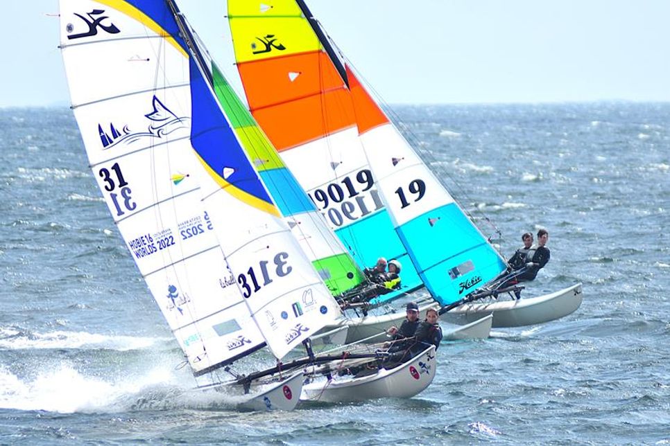 Welt- und Europameister auf sportlichen Hobiecat-Katamaranen kämpfen um vordere Platzierungen.