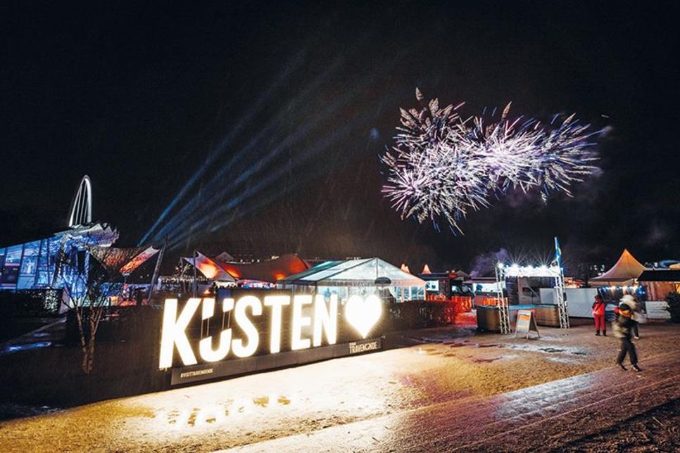 Eine der größten Open Air-Silvesterparties findet wieder im Brügmanngarten in Travemünde statt.