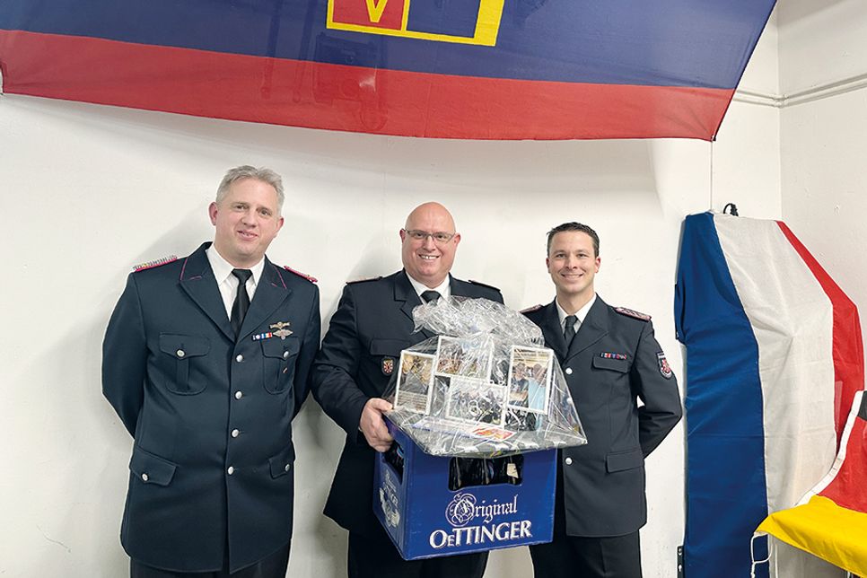 Der Scharbeutzer Wehrführer Sebastian Levgrün (links) mit Malte Levgrün (Mitte), der als stellvertretender Ortswehrführer verabschiedet wurde. René Konietzny (rechts) ist nun sein Nachfolger.