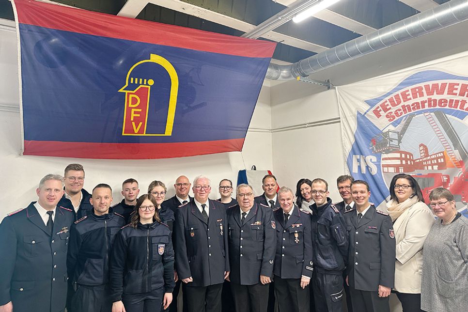 Alle beförderten und geehrten Mitglieder mit Ehrengästen.