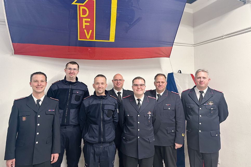 Alle neu Gewählten mit der Wehr- und Gemeindewehrführung: René Konietzny, stellv. Ortswehrführer (von links), Gruppenführer Jannis Levgrün, Kassenwart Denny Pöhl, Gemeindewehrführer Malte Levgrün, Gerätewart Kay Kachouri, Markus Rabe, stellv. Gemeindewehrführer und Ortswehrführer Sebastian Levgrün.