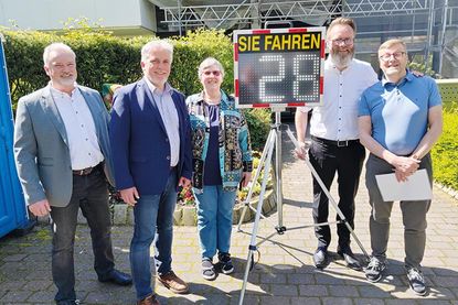 Frank Pohl, stellvertretender Bürgermeister von Kasseedorf (von links), Eutins Bürgermeister Sven Radestock, Elisabeth Pier, Vizepräsidentin der Landesverkehrswacht, Verkehrsminister Claus Ruhe Madsen und Sven Partheil-Böhnke, Bürgermeister der Gemeinde Timmendorfer Strand, bei der offiziellen Übergabe der digitalen Geschwindigkeitstafeln.