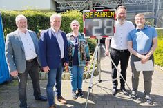 Frank Pohl, stellvertretender Bürgermeister von Kasseedorf (von links), Eutins Bürgermeister Sven Radestock, Elisabeth Pier, Vizepräsidentin der Landesverkehrswacht, Verkehrsminister Claus Ruhe Madsen und Sven Partheil-Böhnke, Bürgermeister der Gemeinde Timmendorfer Strand, bei der offiziellen Übergabe der digitalen Geschwindigkeitstafeln.