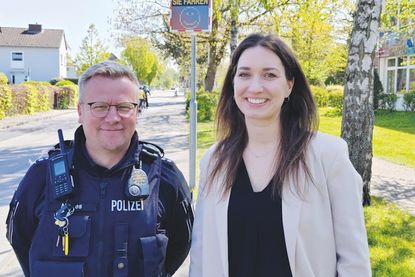 Polizeihauptkommissar Jan Nellies, Leiter der Polizeistation Timmendorfer Strand, und Beatrice Heide, Fachdienstleiterin Sicherheit und Ordnung (Gemeinde Timmendorfer Strand) vor der digitalen Tempoanzeige in der Poststraße.