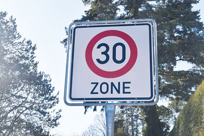 In vielen Wohngebieten wird der Verkehr mit Tempo-30-Zonen beruhigt, so jetzt auch etwas ausgedehnter als bereits zuvor in Klein Timmendorf.