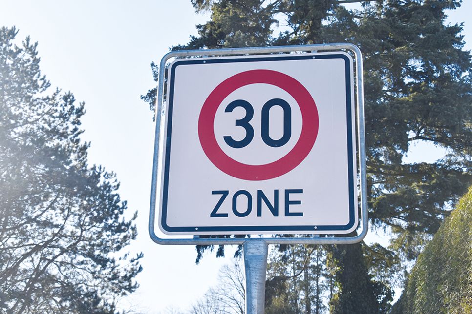 In vielen Wohngebieten wird der Verkehr mit Tempo-30-Zonen beruhigt, so jetzt auch etwas ausgedehnter als bereits zuvor in Klein Timmendorf.