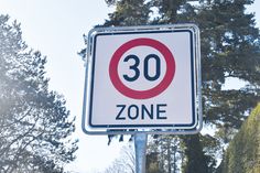 In vielen Wohngebieten wird der Verkehr mit Tempo-30-Zonen beruhigt, so jetzt auch etwas ausgedehnter als bereits zuvor in Klein Timmendorf.