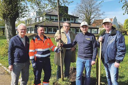 Ahrensböks Bürgermeister Andreas Zimmermann (Mitte) freut sich mit seinem Mitarbeiter über das Engagement des Kiwanis-Clubs.