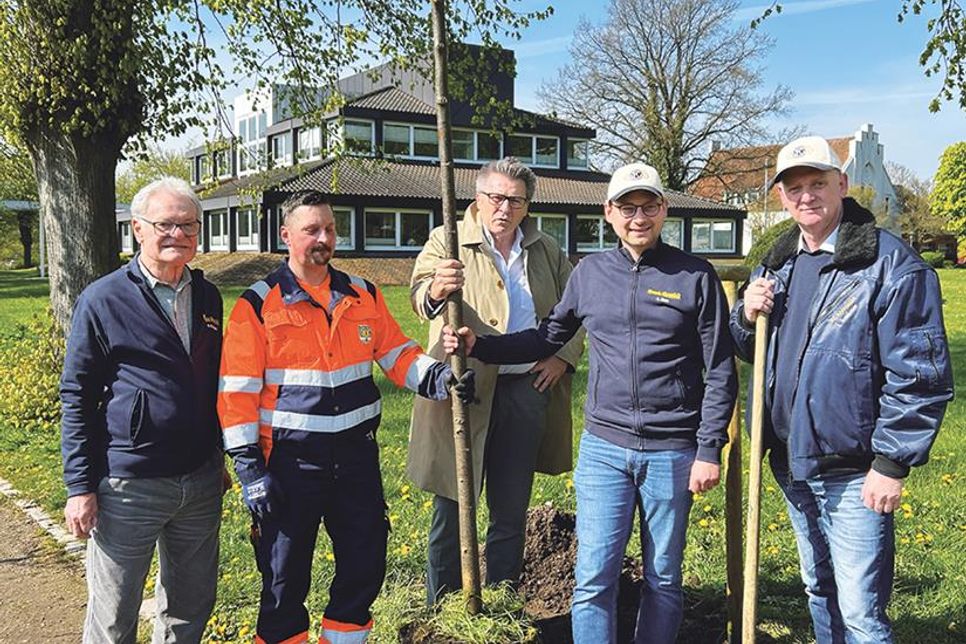 Ahrensböks Bürgermeister Andreas Zimmermann (Mitte) freut sich mit seinem Mitarbeiter über das Engagement des Kiwanis-Clubs.