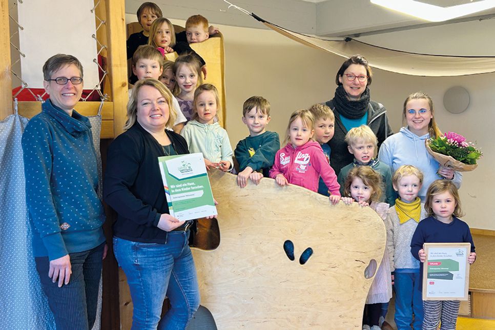 Andrea Baum und Kristina Severin, Netzwerkkoordinatorinnen „Kinder forschen in Schleswig-Holstein Ost e. V.“ (v.li.) mit Lesley Lund und Marina Karohl, Kita „Mittenmang“ (v. re.) sowie einigen Nachwuchsforschern.