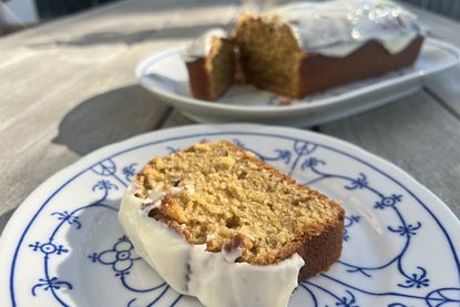 Der Kürbiskuchen oder auch das „Pumpkin Bread“ wird noch leckerer, wenn man ihm ein köstliches Frischkäse-Frosting verpasst.