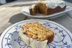 Der Kürbiskuchen oder auch das „Pumpkin Bread“ wird noch leckerer, wenn man ihm ein köstliches Frischkäse-Frosting verpasst.