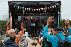 Der Shanty-Chor sorgt für Stimmung.