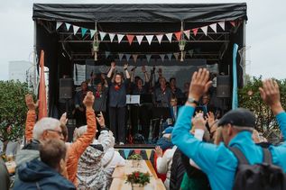 Der Shanty-Chor sorgt für Stimmung.