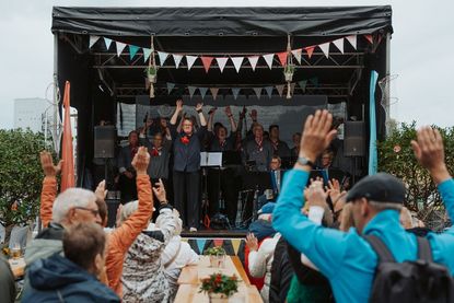 Der Shanty-Chor sorgt für Stimmung.