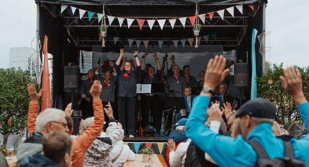 Der Shanty-Chor sorgt für Stimmung.