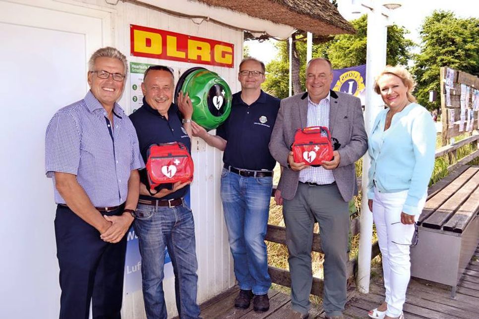 Bürgermeister Volker Owerien (von links) freut sich über die Spende zweier Defis aus den Händen von Lions-Präsident Matthias Benkstein und Dr. Martin Struve (Lions Club Lübecker Bucht) und Dr. Peer Möller und Sylvia Land-Inselmann (Wirtschaftsvereinigung Scharbeutz). Foto: René Kleinschmidt