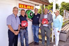 Bürgermeister Volker Owerien (von links) freut sich über die Spende zweier Defis aus den Händen von Lions-Präsident Matthias Benkstein und Dr. Martin Struve (Lions Club Lübecker Bucht) und Dr. Peer Möller und Sylvia Land-Inselmann (Wirtschaftsvereinigung Scharbeutz). Foto: René Kleinschmidt