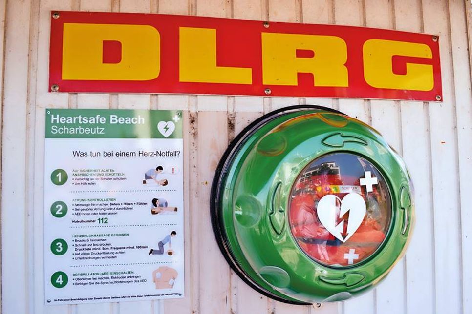 Einer der beiden Defis wurde öffentlich zugänglich an der DLRG-Station an der Seebrücke in Scharbeutz installiert. (Foto: René Kleinschmidt)