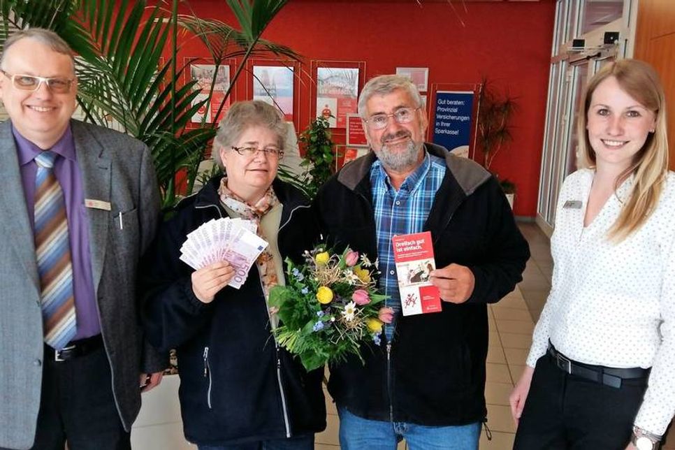 Carmen und Karl-Heinz Paßau aus Lensahn freuen sich über ihren Gewinn, der von Gerd Lau (lks.) und Jasmin Path (re.) überreicht wurde.