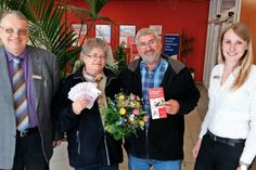 Carmen und Karl-Heinz Paßau aus Lensahn freuen sich über ihren Gewinn, der von Gerd Lau (lks.) und Jasmin Path (re.) überreicht wurde.
