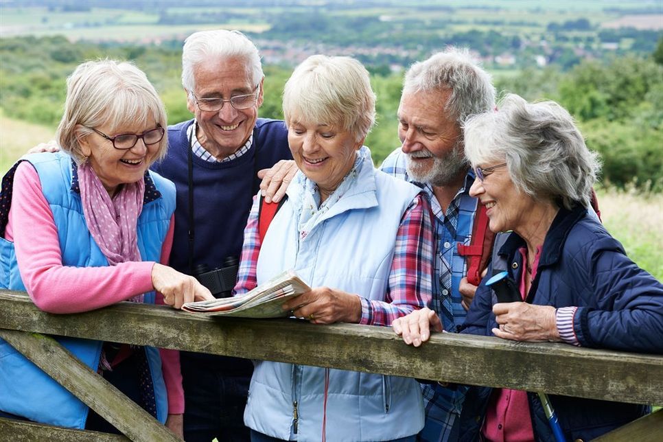 Zusammen macht es mehr Spaß: Wandern oder Walken in der Gruppe ist motivierend und tut den Gelenken gut. Foto: djd/Sanofi/Getty