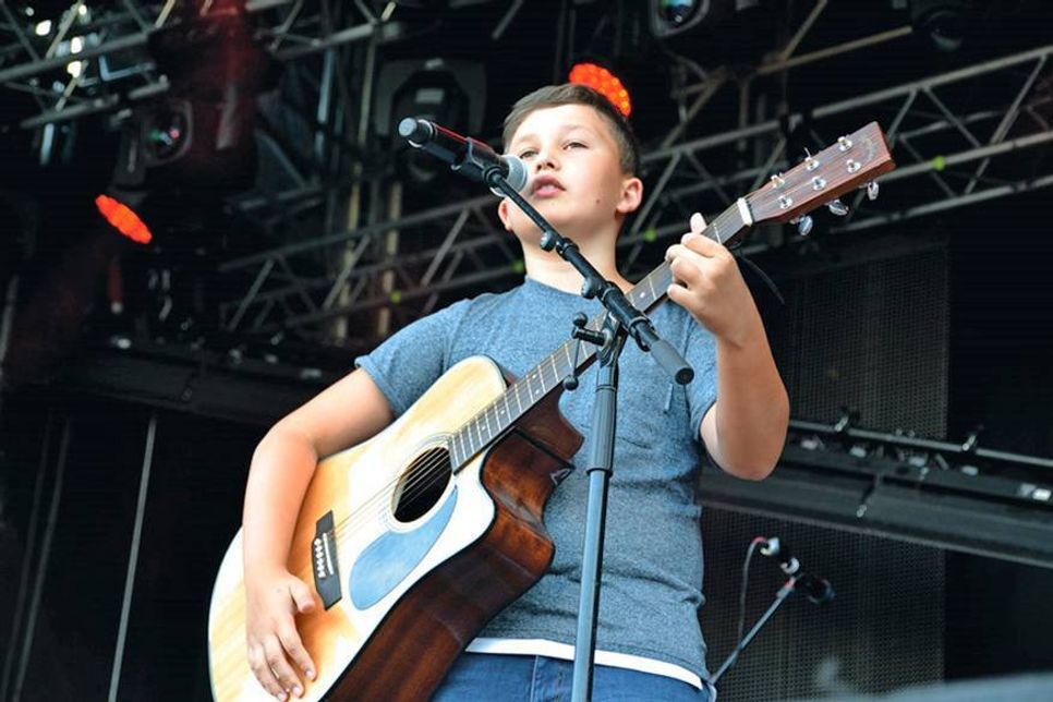 Der elfjährige Adrian Bejtulai-Puhlmann aus Lübeck hatte das Publikum schnell auf seiner Seite und performte mit seiner Gitarre seinen Titel „Ostseeküste“. (Foto: René Kleinschmidt)