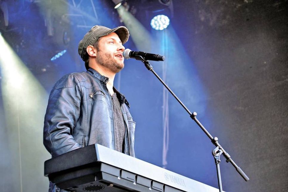 Jörg Müller-Lornsen (34) aus Lübeck präsentierte am Keyboard seinen Song „In dieser Nacht“. (Foto: René Kleinschmidt)