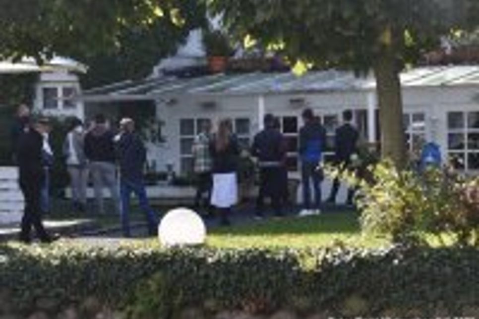 Heute mittag mussten die Mitarbeiter des betroffenen Hotels zum Corona-Schnelltest, der in einem zum Hotel gehörenden Gebäude vorgenommen wurde. (Foto: René Kleinschmidt)