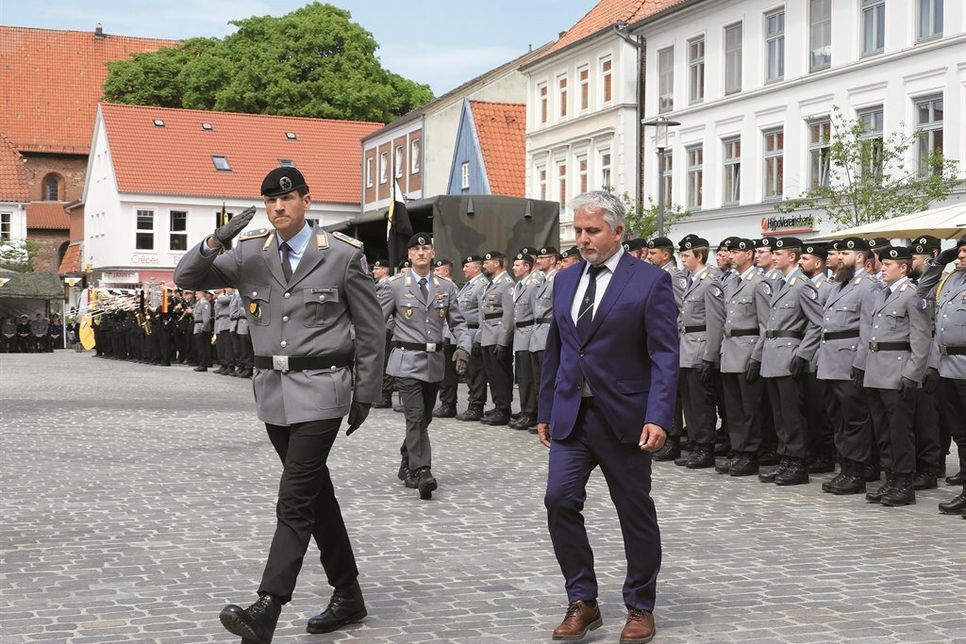 Beim Abschreiten der Formation: Kommandeur Oberstleutnant Dr. Hendrik Hoffmann und Bürgermeister Sven Radestock.