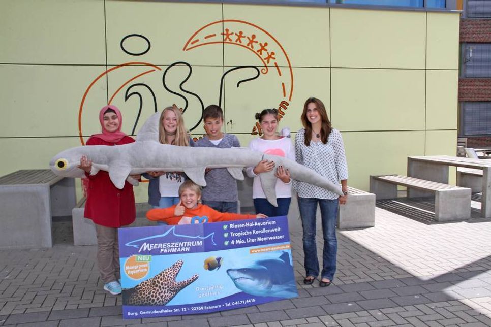 Lehrerin Mareike Köhler mit einigen Sechstklässlern
