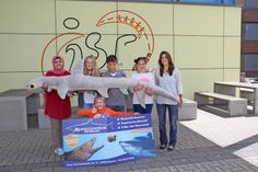 Lehrerin Mareike Köhler mit einigen Sechstklässlern