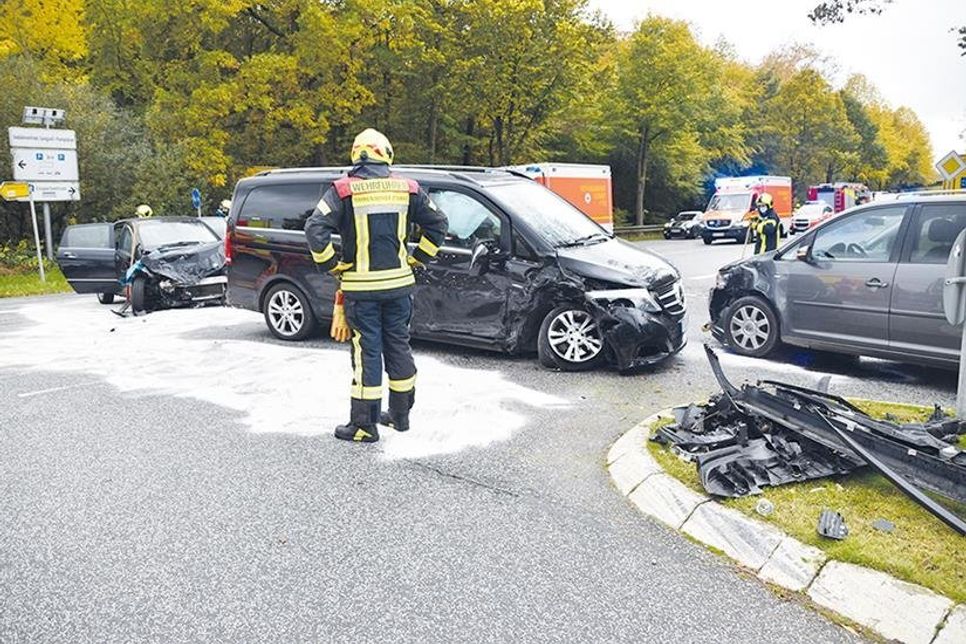 Drei Fahrzeuge waren am Montagmittag in den Verkehrsunfall verwickelt, an allen Pkw entstand nach erster Einschätzung Totalschaden.