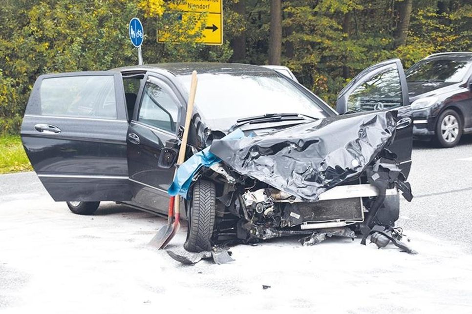 Der 52-jährige Fahrer des Mercedes der B-Klasse war vor Ort nicht ansprechbar und kam schwer verletzt ins Krankenhaus.