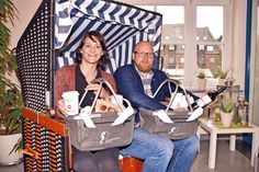 Timmendorfer Strands Marketingleiterin Silke Szymoniak und Christian Fitz vom Café Fitz haben für die Übernachtung im Schlafstrandkorb Picknickkörbe für das Frühstück und für abends zusammengestellt. (Foto: René Kleinschmidt)