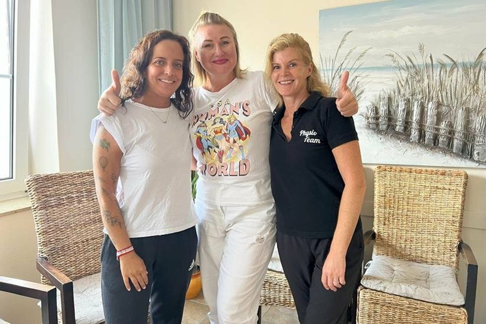 Gute Laune wirkt sich auch positiv auf die Gesundheit aus: Inhaberin Anna Giedrowicz (Mi.) mit ihren Kolleginnen Kristin Woitschitzke (lks.) und Sabine Preuß.