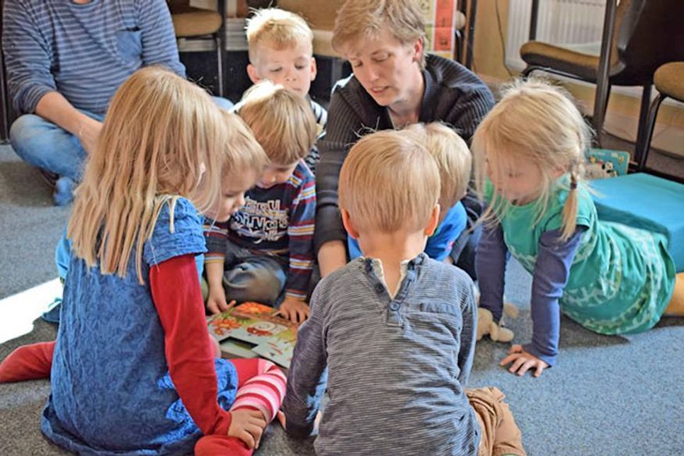 Gespannt lauschen die „Bücherzwerge“ den Geschichten der Lesepatin Kathrin Brinkmann und entdecken so spielerisch die bunte Welt der Bücher
