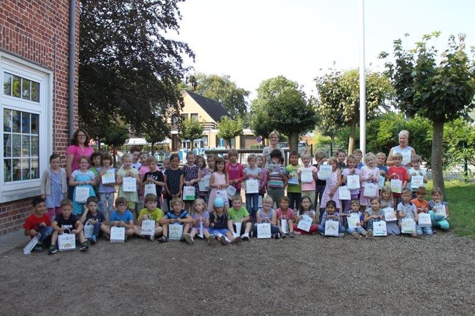 Inhaberin der „Buchhandlung am Meer“ Gudrun Schlicker (hinten Mi.) mit den Klassenlehrerinnen der 1a Annette Stalleichen (re.) und der 1b Olivia Trosiener (lks.)